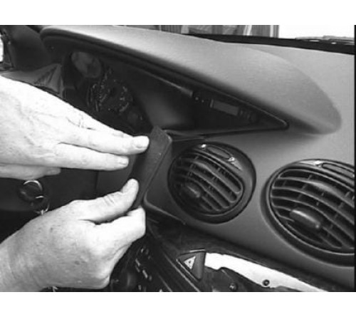 Proclip Ford Focus 99-04 - Center mount