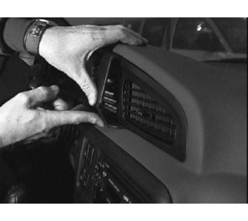 Proclip Kia Carnival 00-01 Center mount