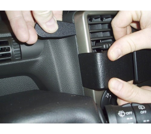 Proclip Nissan X-Trail 04-07 Center  NOT for car with navi.