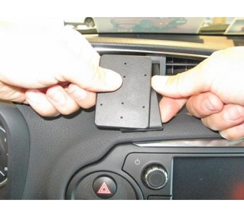 Proclip Toyota Yaris 15-20 Center mount